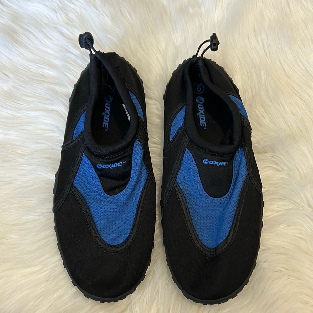 Boys Water Shoes Sz 6 Beach Pool Non-Slip Blue Black Adjustable Ex Cond.
